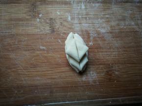 最后两块小面块再放在上面对接一起