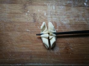 用筷子横着使劲压出纹路
