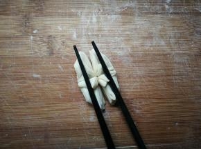 再竖着在两边使劲先压后向中间挤压，筷子转一下抽出来