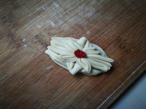 洗一粒枸杞放在莲花中间当花心