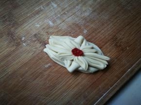 洗一粒枸杞放在莲花中间当花心