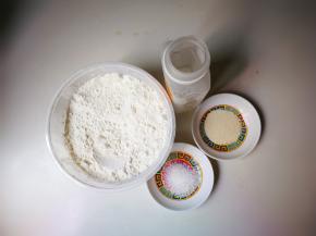 准备好所有食材：面粉，发酵粉，砂糖，温水