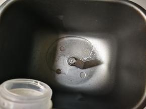 面包桶里面放入砂糖和温水搅化