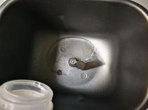 面包桶里面放入砂糖和温水搅化
