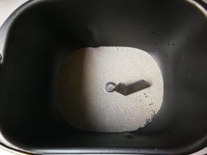 放入发酵粉搅化均匀