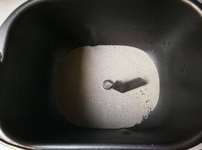 放入发酵粉搅化均匀