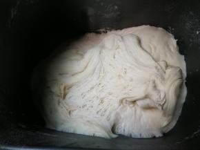 发酵两倍大，拉开面团有蜂窝装即可