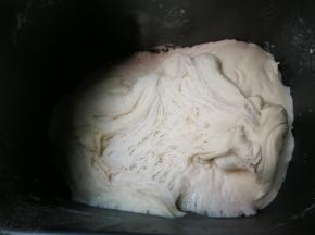 发酵两倍大，拉开面团有蜂窝装即可