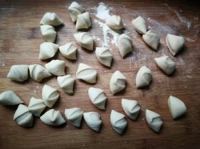 在启动面包机搅拌五分钟排气，取出来搓成长条，分切小块