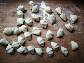 在启动面包机搅拌五分钟排气，取出来搓成长条，分切小块