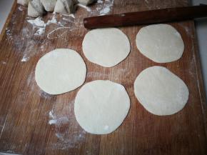 取五个小块幹成薄薄的像饺子面皮一样