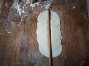 用筷子在中间稍微使劲压一下