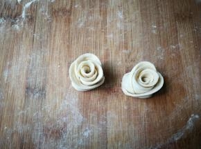 将面皮外边稍微往外压一压整理成花朵