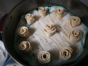 放入蒸锅醒发二十分钟左右，看到表面湿润，体积一点五倍大开始蒸