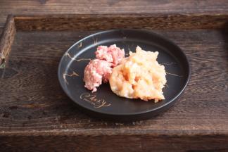 鸡肉和猪肉的比例为2：1，分别将鸡肉和猪肉剁成肉馅。