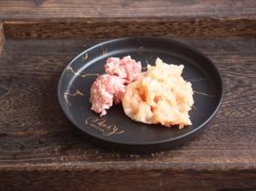 鸡肉和猪肉的比例为2：1，分别将鸡肉和猪肉剁成肉馅。