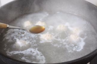 放入1小勺的香油。