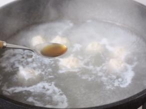 放入1小勺的香油。