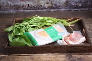 准备好食材：鸡肉、猪肉、菠菜。
