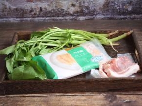 准备好食材：鸡肉、猪肉、菠菜。
