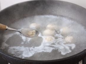 放入少许的白胡椒粉。