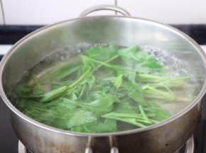 将菠菜放在开水里焯烫一下。
菠菜中含有蛋白质、氨基酸，能够促进胚胎大脑发育及智力发育。
菠菜中含有钙、磷等矿物质，有利于胎儿骨骼及牙齿的发育。菠菜中含有叶酸，能促进造血，预防胎儿神经管畸形，有利于胚胎的健康发育。
菠菜中含有粗纤维，增强胃肠蠕动，促进大便排出，预防便秘，有利于孕妇及胎儿的身体健康。但需适量食用，而对于脾虚便溏的孕妇应禁止食用。