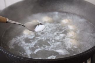 放入适量的盐调味。