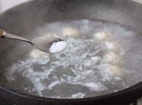 放入适量的盐调味。