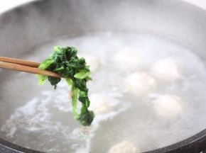 将菠菜放入鸡肉丸子汤里。