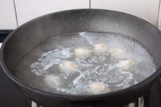 大火煮2分钟左右至丸子漂浮起来。