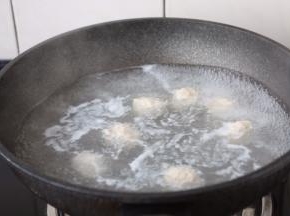 大火煮2分钟左右至丸子漂浮起来。