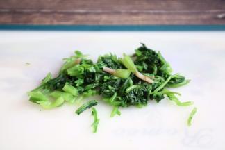 将菠菜切成寸段。