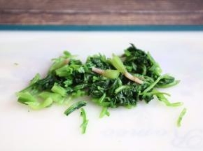 将菠菜切成寸段。