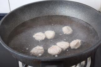放入鸡肉丸子。