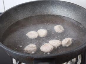 放入鸡肉丸子。