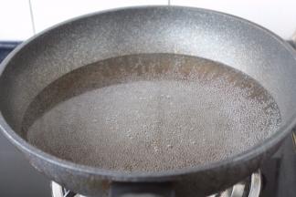 锅里放入适量的水，将水烧至八成热，关火。