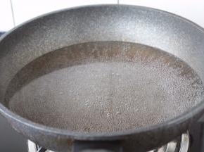 锅里放入适量的水，将水烧至八成热，关火。