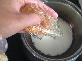 牛奶小火加热至边缘冒泡，把泡软的吉利丁片挤干水分放入牛奶中，搅拌均匀至融化。