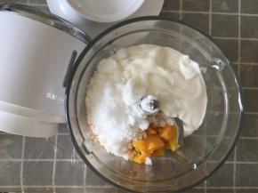 芒果去皮取肉切丁，和酸奶、白糖一起搅拌打成泥备用。