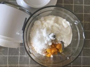 芒果去皮取肉切丁，和酸奶、白糖一起搅拌打成泥备用。