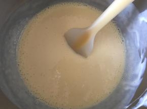 把牛奶液倒入芒果酸奶中，拌匀。