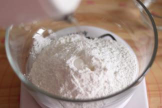 2、倒入开水50克，搅拌均匀。