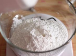 2、倒入开水50克，搅拌均匀。