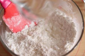 3、倒入冷水，用刮刀或者是筷子拌匀。