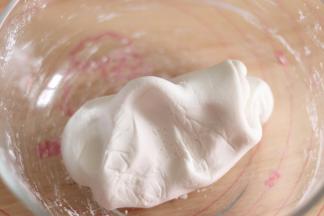 4、戴好防粘手套，把糯米和成一个光滑的团，软硬程度，类似于耳垂，而且不粘容器底。