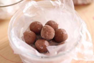 6、红豆沙馅，提前制作好1个约12克大小，搓成圆球，冷冻。为了更方便包，所以需要冷冻。