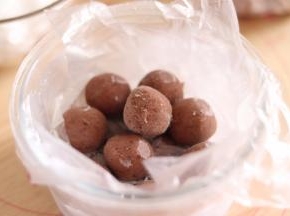 6、红豆沙馅，提前制作好1个约12克大小，搓成圆球，冷冻。为了更方便包，所以需要冷冻。