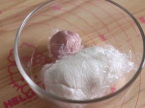 5、面团都需要用保鲜膜包裹住，防止风干。取一小块和红曲粉和匀，用于制作猪的嘴巴和耳朵，取非常小的一块和竹炭粉和匀，做眼睛。