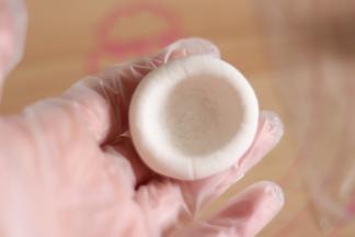 8、用大拇指摁压开窝。