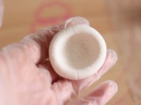 8、用大拇指摁压开窝。